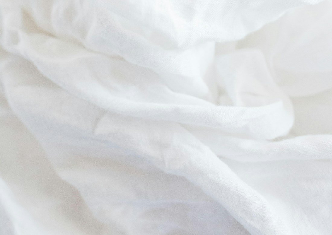 Tissu blanc froissé avant traitement