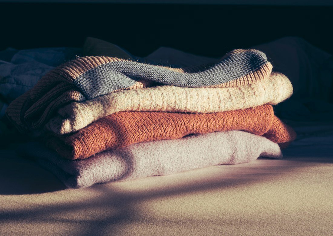 Linge de maison propre, plié et empilé