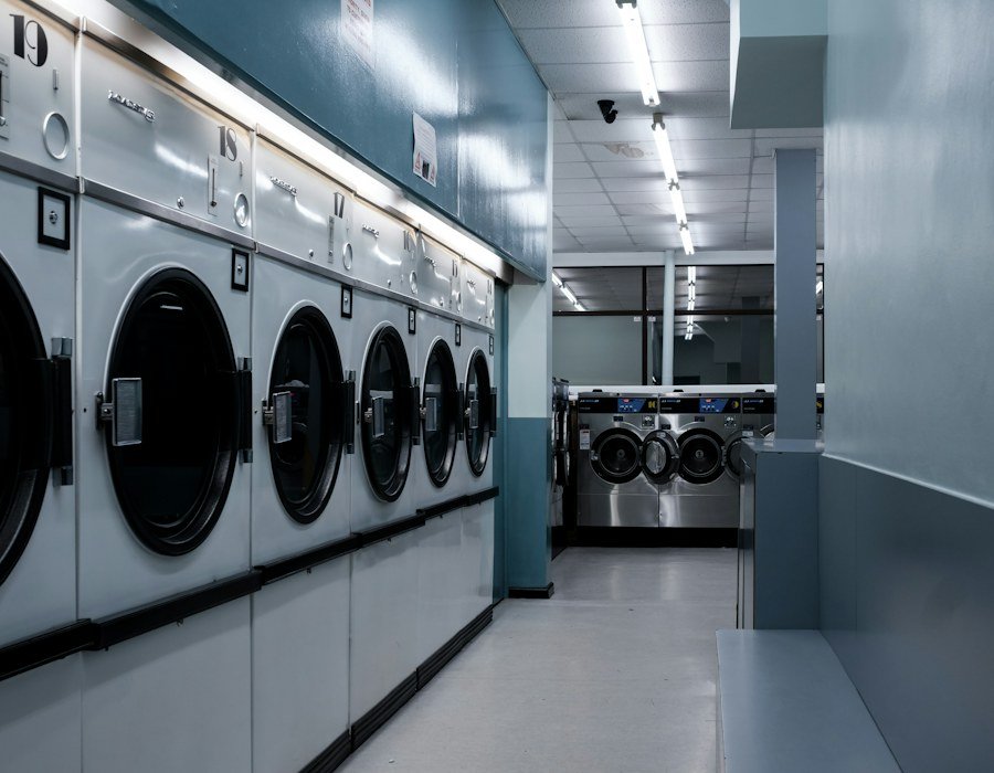 Machines de lavage professionnelles alignées dans une blanchisserie moderne