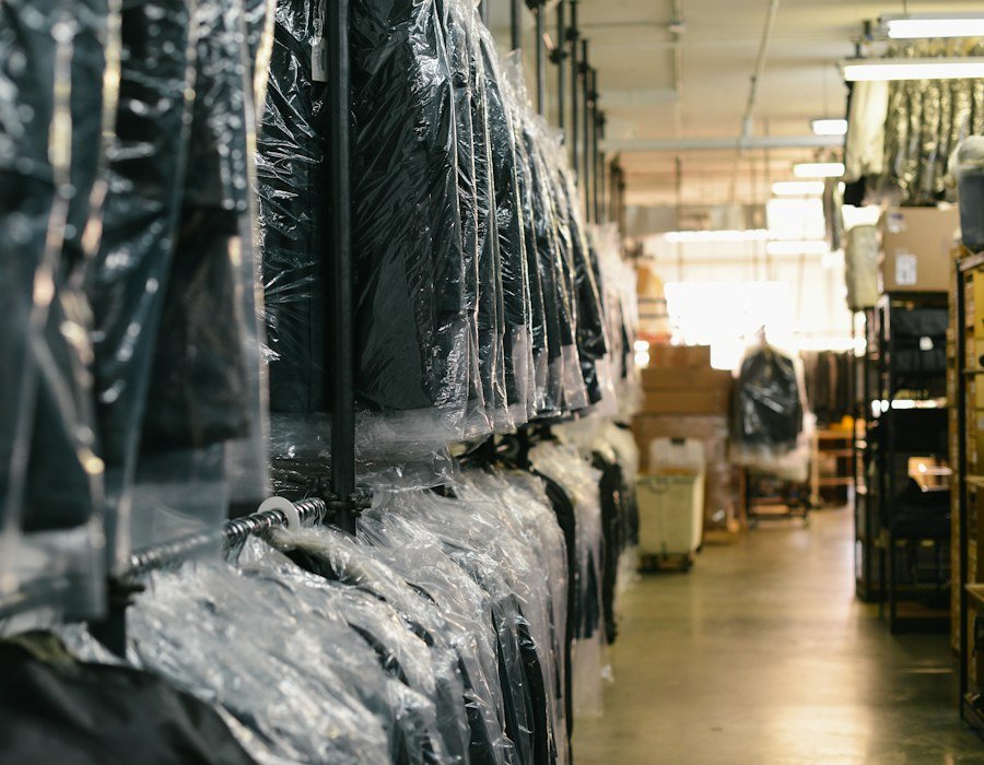 Costume sombre protégé sous housse dans un atelier de nettoyage à sec