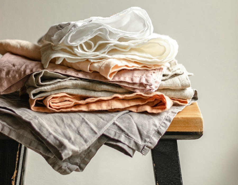 Pile de linge de maison en lin soigneusement plié